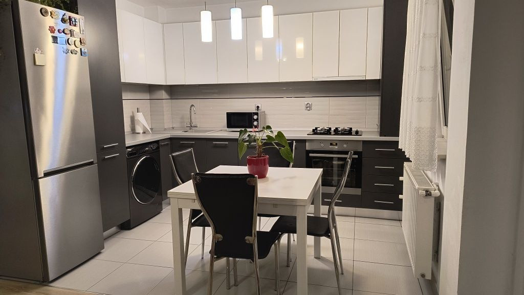 Apartament la cheie 3 camere , etaj intermediar ,zona Tineretului