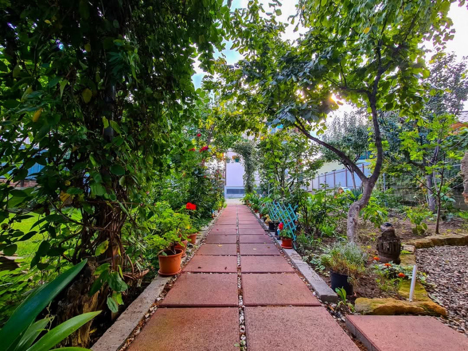 Casa unifamilială, 9 camere, 3 apartamente, 560mp teren 