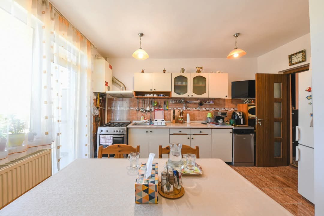 Casa unifamilială, 9 camere, 3 apartamente, 560mp teren 