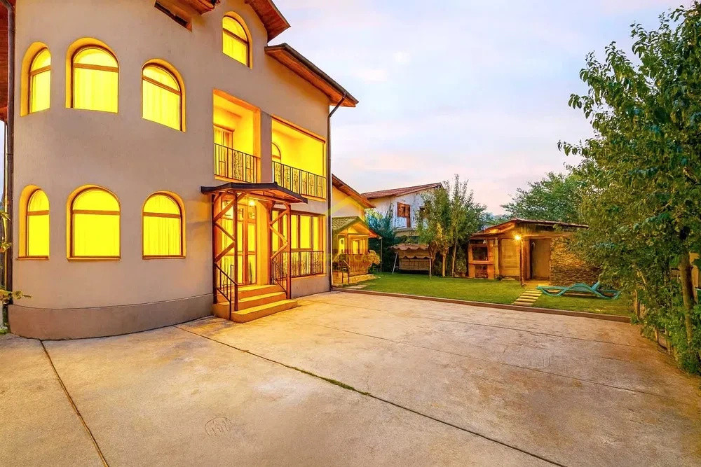 Vilă elegantă 8 camere, 270mp utili, teren 450 mp, Domnești