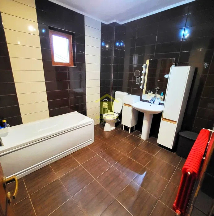 Vilă elegantă 8 camere, 270mp utili, teren 450 mp, Domnești