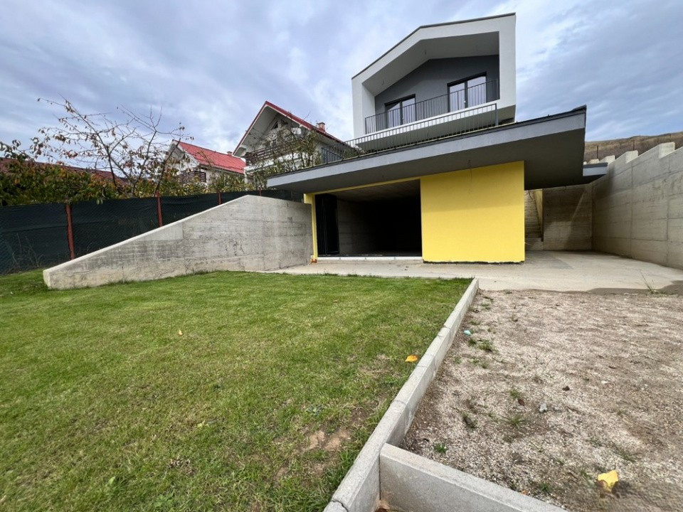 Casă cu arhitectură deosebită și priveliște spre lac – Câmpenești