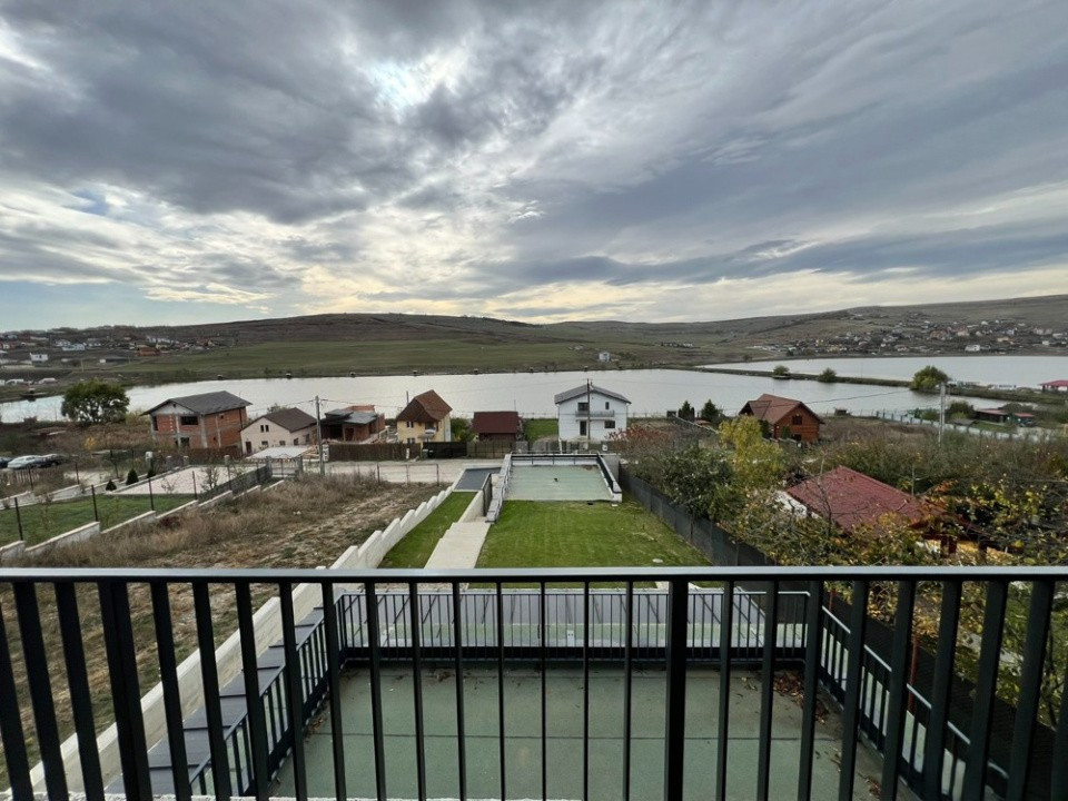 Casă cu arhitectură deosebită și priveliște spre lac – Câmpenești