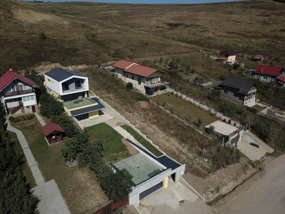 Casă cu arhitectură deosebită și priveliște spre lac – Câmpenești