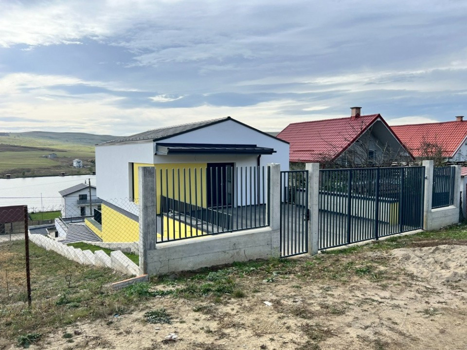 Casă cu arhitectură deosebită și priveliște spre lac – Câmpenești