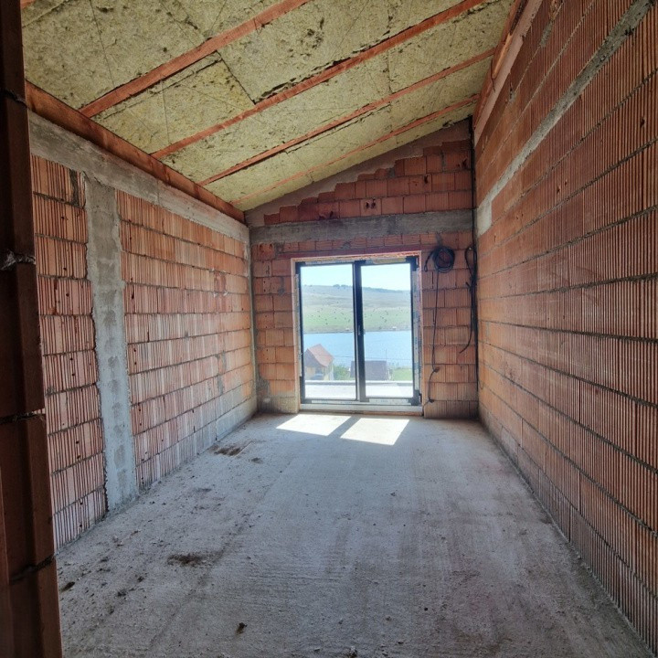 Casă cu arhitectură deosebită și priveliște spre lac – Câmpenești