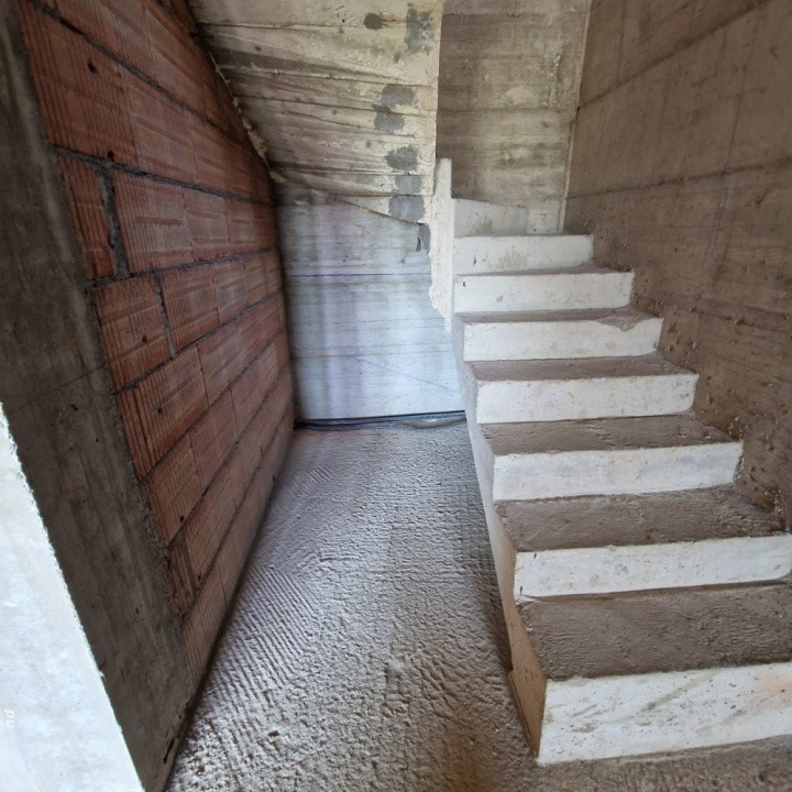 Casă cu arhitectură deosebită și priveliște spre lac – Câmpenești