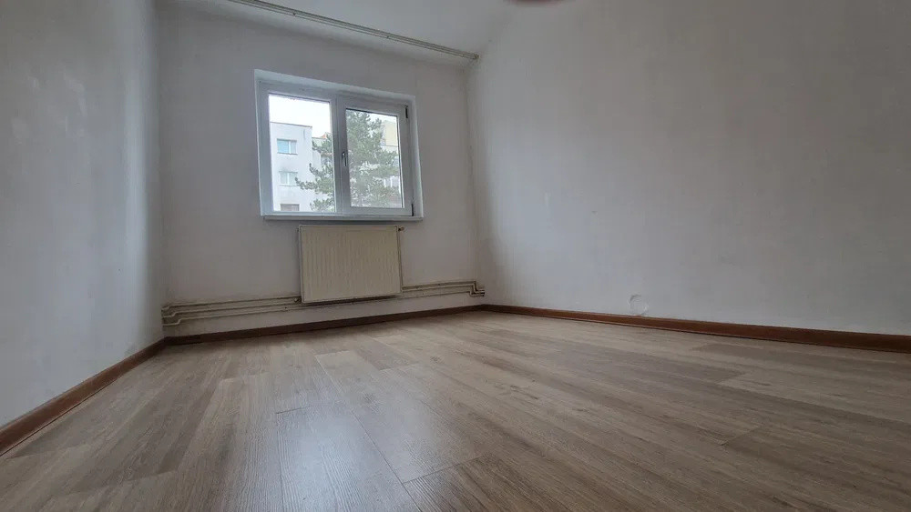 Apartament 3 camere de 52mp , plus parcare si boxa zona : Manastur 