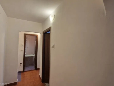 Apartament 3 camere de 52mp , plus parcare si boxa zona : Manastur 