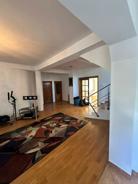 Oportunitate de investiție! Casă de vanzare, cu 8 camere, 382 mp, zona Gruia