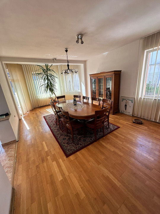 Oportunitate de investiție! Casă de vanzare, cu 8 camere, 382 mp, zona Gruia