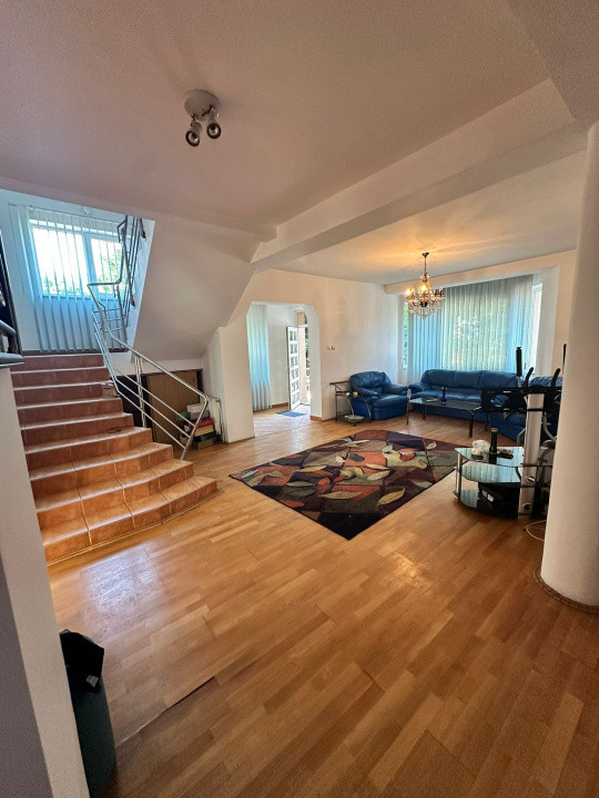 Oportunitate de investiție! Casă de vanzare, cu 8 camere, 382 mp, zona Gruia