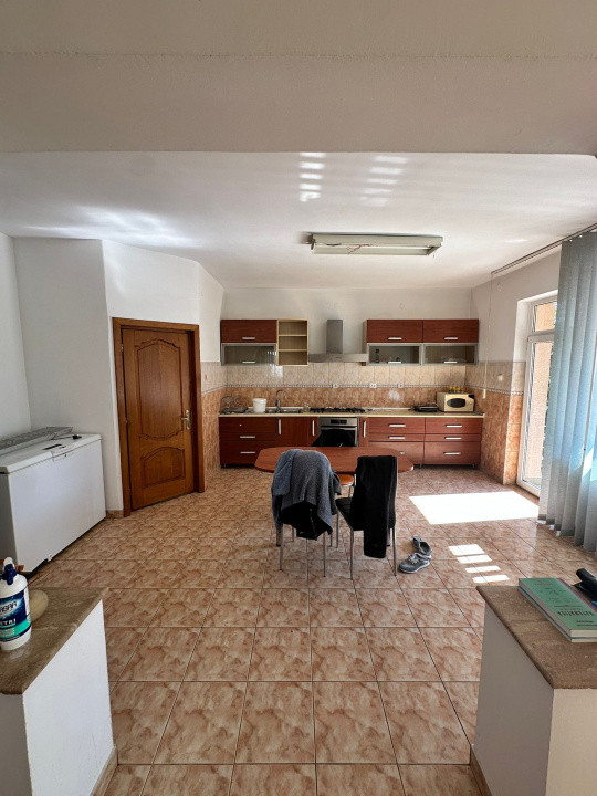 Oportunitate de investiție! Casă de vanzare, cu 8 camere, 382 mp, zona Gruia