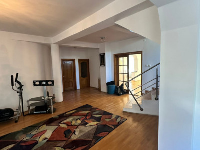Oportunitate de investiție! Casă de vanzare, cu 8 camere, 382 mp, zona Gruia