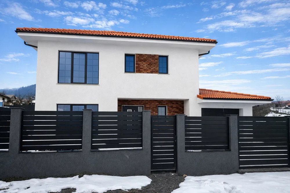 CASĂ NOUĂ CU GARAJ, 150 MP, LÂNGĂ PROFI CHINTENI