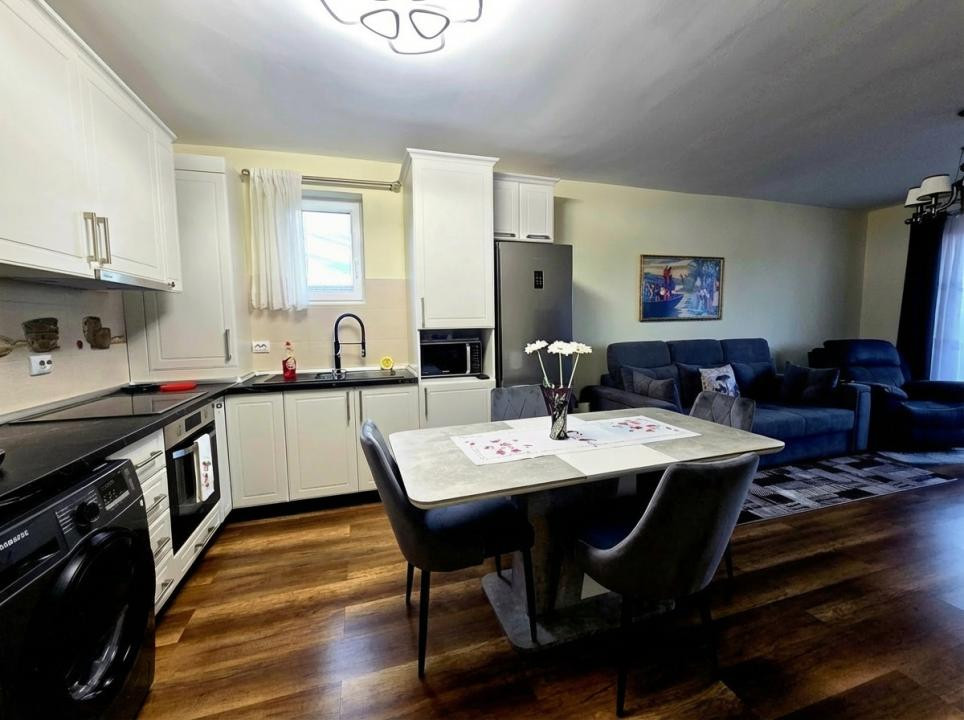 Apartament 2 camere, balcon 15mp, zona Vivo