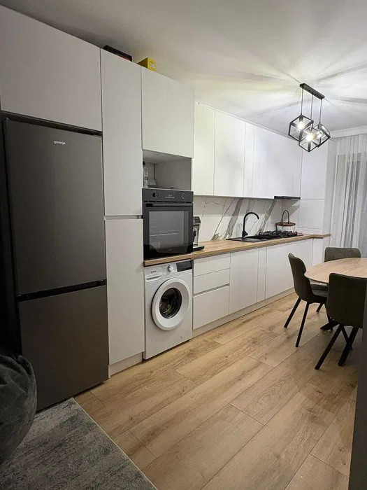 Apartament 3 camere , de 56mp plus 12mp balcon zona : Eroilor 