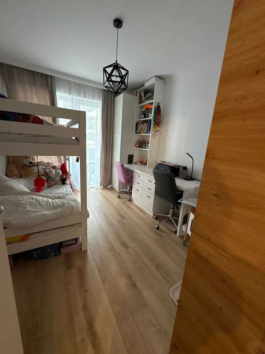 Apartament 3 camere , de 56mp plus 12mp balcon zona : Eroilor 