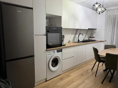 Apartament 3 camere , de 56mp plus 12mp balcon zona : Eroilor 