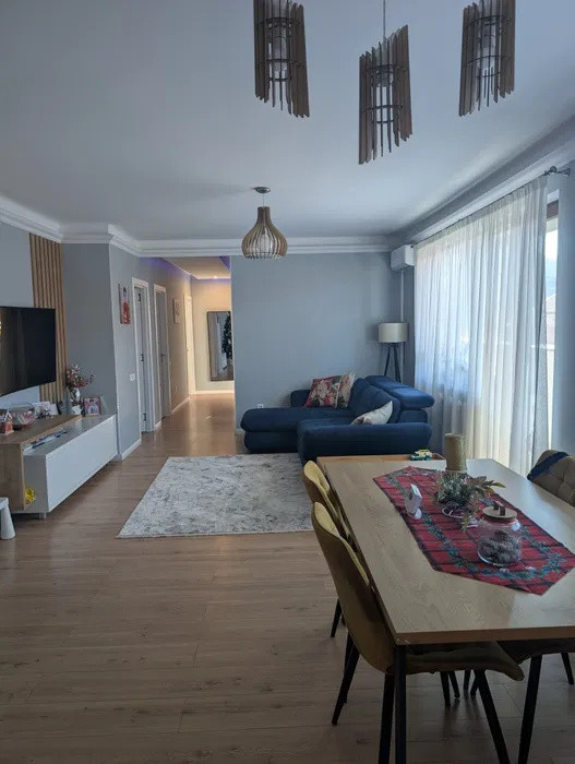 Apartament 3 camere, 2 bai, 77mp, balcon 13mp, zona Sub Cetate