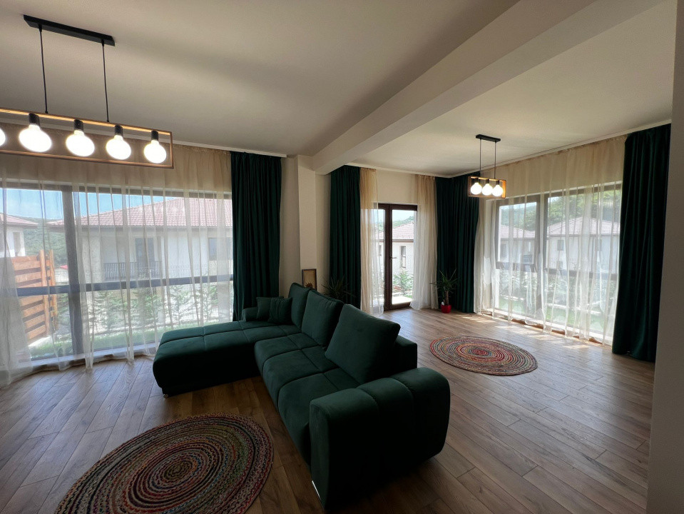 Casă modernăla liziera pădurii, Floresti