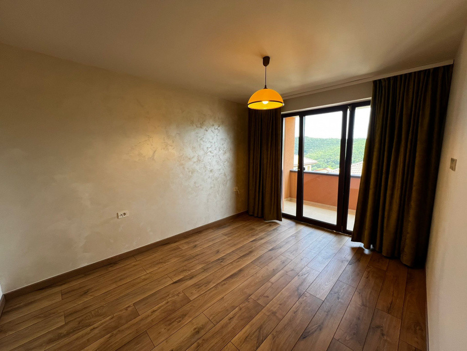 Casă modernăla liziera pădurii, Floresti