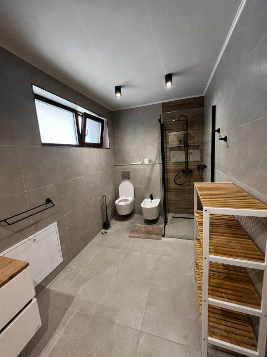 Casă modernăla liziera pădurii, Floresti