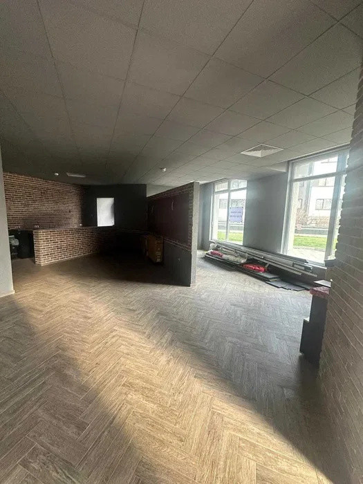 Spatiu comercial de 98mp , zona : Floresti BMW 