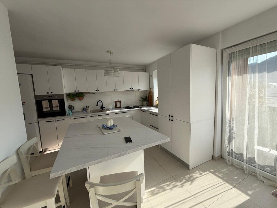 Apartament 3 camere, 60mp, etaj 1, parcare, Florilor 