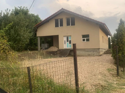 Teren si casa suprafata de 713 mp , zona : Chinteni 