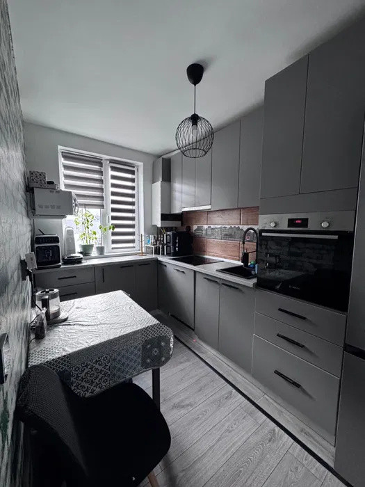 Apartament 2 camere, decomandat, balcon, zona Eroilor, Floresti