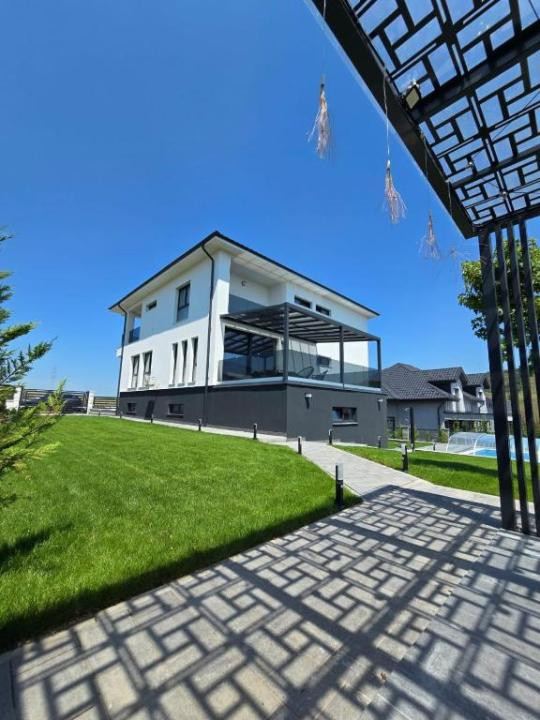 Vilă superbă, 328mp utili, D+P+E, garaj, piscină, SPA, fitness