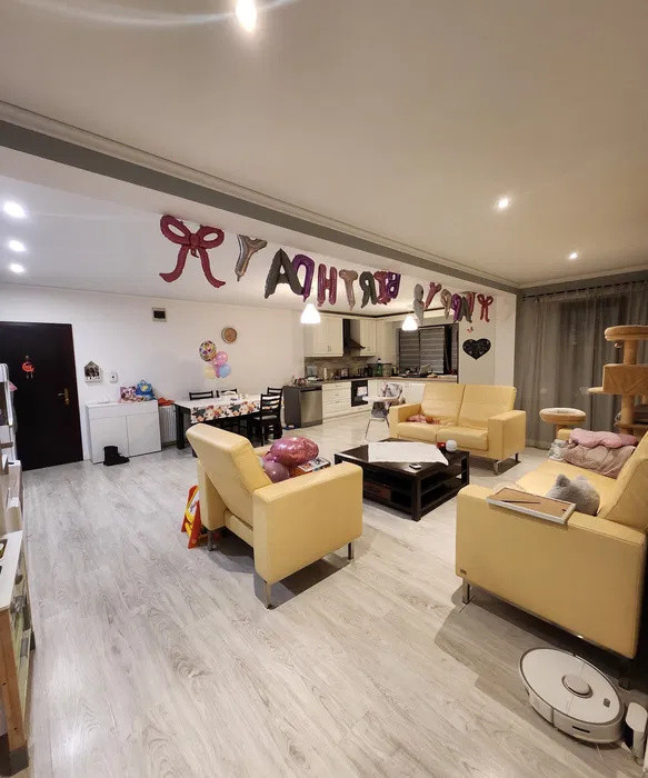 Apartament 3 camere, 93mp, 22mp balcoane, garaj, zona Florilor