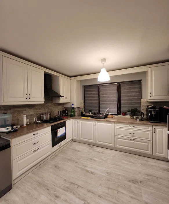 Apartament 3 camere, 93mp, 22mp balcoane, garaj, zona Florilor