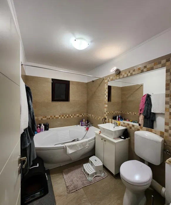 Apartament 3 camere, 93mp, 22mp balcoane, garaj, zona Florilor