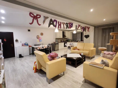 Apartament 3 camere, 93mp, 22mp balcoane, garaj, zona Florilor