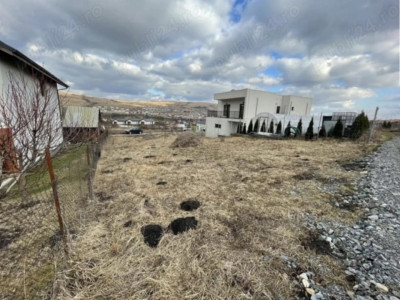 Teren cu AC – Chinteni, zonă liniștită, 500 mp, front la 2 străzi 
