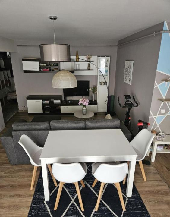 Apartament cu 2 camere la cheie , parcare zona Jisk.