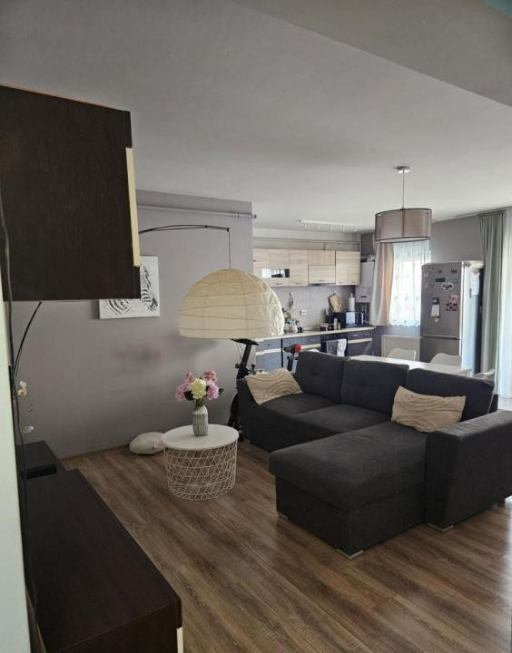 Apartament cu 2 camere la cheie , parcare zona Jisk.