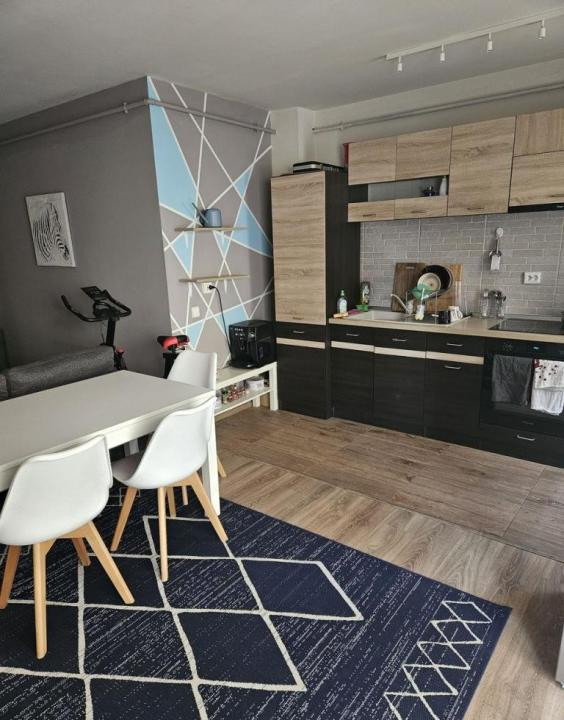 Apartament cu 2 camere la cheie , parcare zona Jisk.