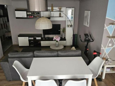 Apartament cu 2 camere la cheie , parcare zona Jisk.