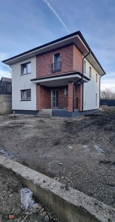 Casă de vânzare în Dezmir locație liniștită, compartimentare practică