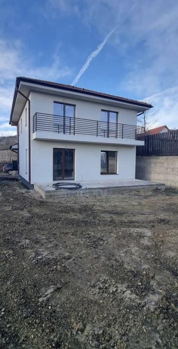 Casă de vânzare în Dezmir locație liniștită, compartimentare practică