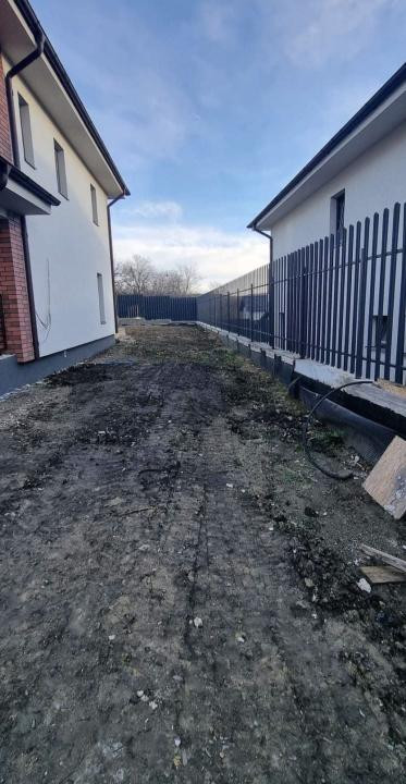 Casă de vânzare în Dezmir locație liniștită, compartimentare practică