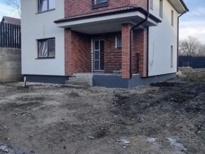 Casă de vânzare în Dezmir locație liniștită, compartimentare practică