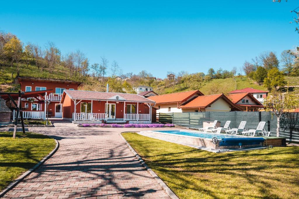 Casă de vacanță de vânzare – Feleacu, Cluj | Două unități | Piscină | Priveliște