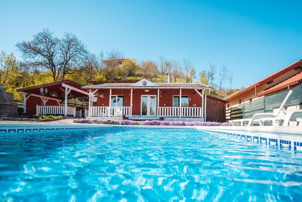 Casă de vacanță de vânzare – Feleacu, Cluj | Două unități | Piscină | Priveliște