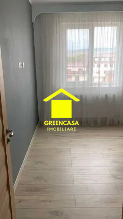 Apartament de vanzare 3 camere zona Sub-Cetate