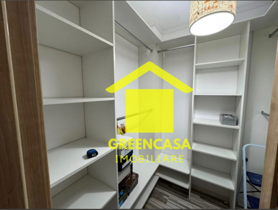 Apartament de vanzare 3 camere zona Sub-Cetate