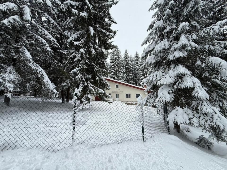 Casă de vacanță spațioasă în Călățele Pădure – Dealul Negru, teren 2000 mp